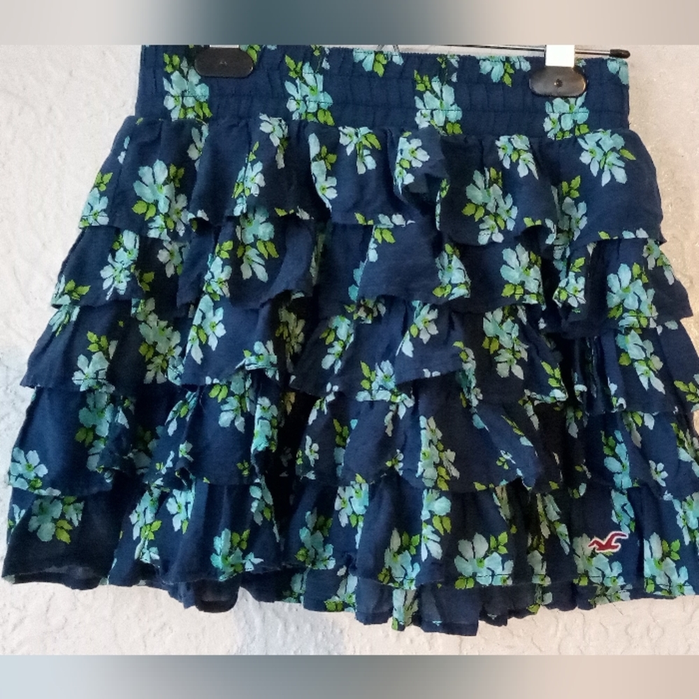 Hollister Floral Skirt Ruffle Tiered Elastic Waist Mini Skirt. Navy & Teal. Sm.